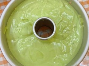 倒入7寸中空模具，震出气泡。