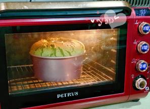 放入预热好的烤箱，170度上下火，下层，烤55分钟。出炉震两下，震出热气，倒扣晾凉。