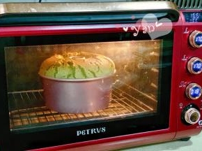 放入预热好的烤箱，170度上下火，下层，烤55分钟。出炉震两下，震出热气，倒扣晾凉。