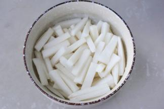 白萝卜洗净不去皮切2cm长条。
