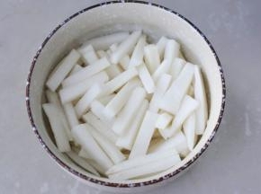 白萝卜洗净不去皮切2cm长条。
