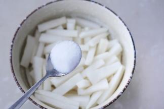 放2勺盐抓均匀腌制1个小时。