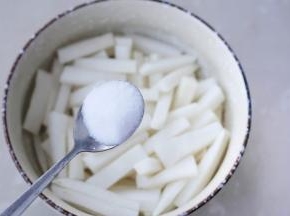 放2勺盐抓均匀腌制1个小时。