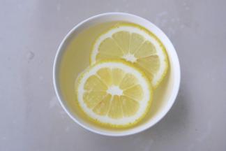 柠檬切2片加一碗凉开水泡开备用。