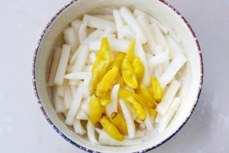 萝卜中加入泡椒，