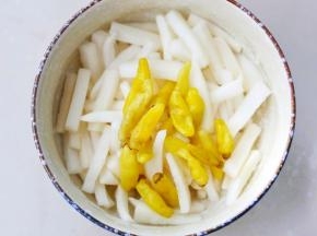 萝卜中加入泡椒，