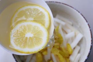 倒入柠檬水。