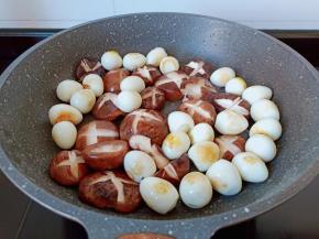 放香菇翻炒片刻。