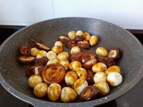 加黄豆酱，蚝油，生抽，料酒炒均匀。