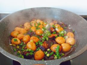 撒一点葱花关火成盘。