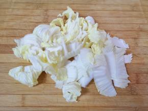 白菜心切成片，洗干净控一下水分。