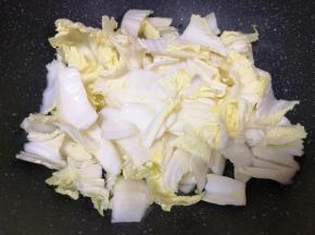 下入白菜心翻炒均匀。