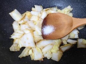 放盐调味。