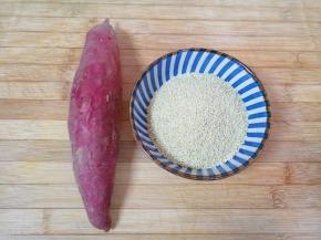 准备好小米和红薯。