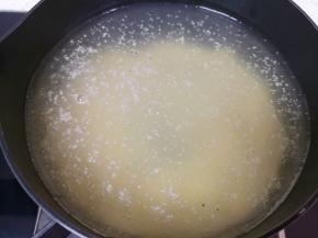 小米淘洗干净放入锅里，加入纯净水烧开。