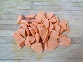 红薯洗干净去皮切成块。