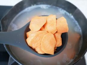 锅开以后下入红薯，再次烧开以后转小火熬半个小时，中间要多次搅动，以免糊锅。