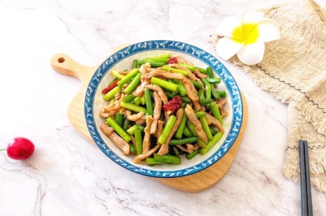 蒜苔炒肉丝
