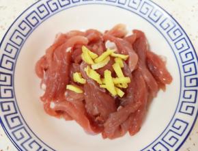 生姜和瘦肉分别切成丝放在一起。