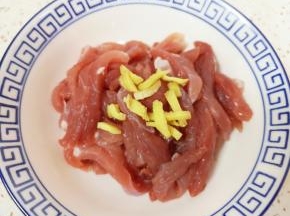 生姜和瘦肉分别切成丝放在一起。