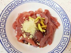 加入鸡粉、酱蘸汁和少许食用油。