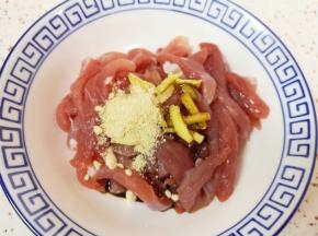 加入鸡粉、酱蘸汁和少许食用油。