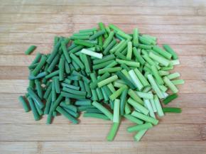 蒜苔切成段清洗干净。