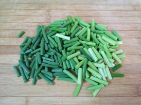 蒜苔切成段清洗干净。