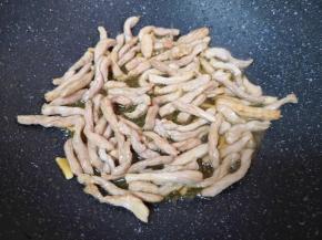 炒锅内倒适量的食用油烧热，下入肉丝大火炒熟，盛出备用。