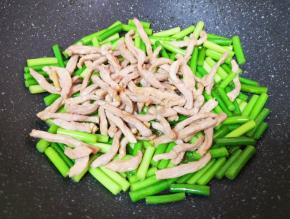 下入炒好的肉丝翻炒均匀。