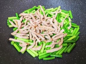 下入炒好的肉丝翻炒均匀。