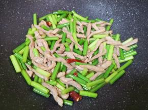 最后放鸡精翻炒均匀出锅。