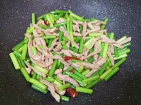 最后放鸡精翻炒均匀出锅。