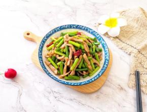 宝贝看到自己喜欢的菜菜特别高兴。