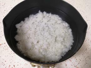 剩米饭放入锅里，加入纯净水烧开。