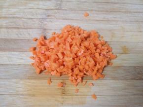 胡萝卜洗干净切成小丁。