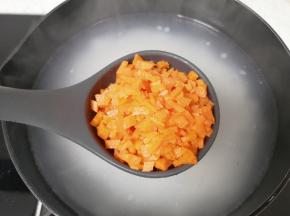 水开以后下入胡萝卜丁再次煮开，转小火煮10分钟。