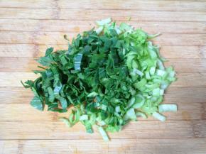 青菜洗干净切碎备用。