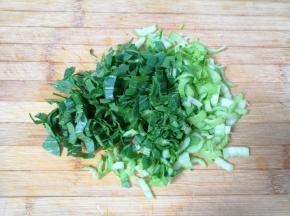 青菜洗干净切碎备用。