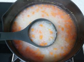 10分钟以后粥已经煮好了，放盐和鸡精调味。