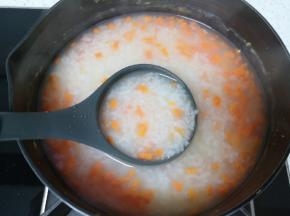 10分钟以后粥已经煮好了，放盐和鸡精调味。