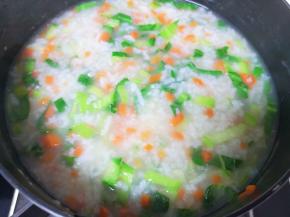 下入青菜碎再次煮开关火。