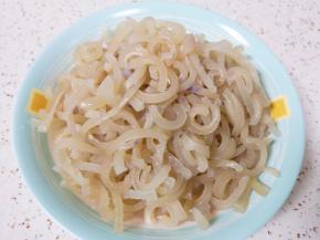 猪皮处理干净切成细丝。