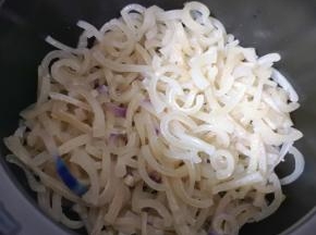 放入砂锅里。