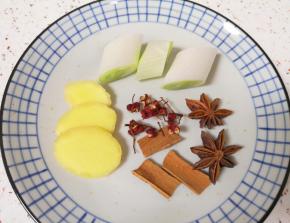 准备好葱姜大料。