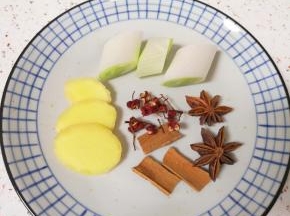 准备好葱姜大料。