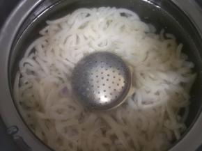 葱姜大料用调料盒装起来一起放入砂锅，加入纯净水，烧开以后小火炖两个小时，炖好以后可以放一些酱油调色（不喜欢可以不放）。