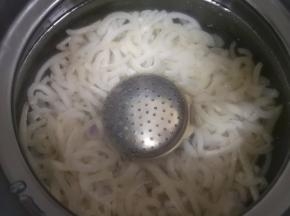 葱姜大料用调料盒装起来一起放入砂锅，加入纯净水，烧开以后小火炖两个小时，炖好以后可以放一些酱油调色（不喜欢可以不放）。