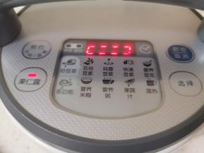 炖好的肉皮汤取出调料盒，准备好豆浆机，倒入1000ml肉皮带汤汁，选择豆浆机的“果仁露”功能，按启动键，差不多十几分钟就好了。