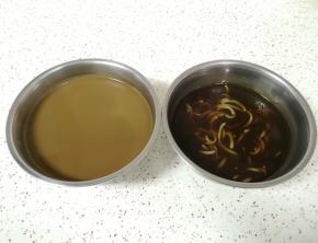 用豆浆机打好的肉皮汤倒入一个盆里，剩下的肉皮汤倒入另外一个盆里，这样就可以做出两份不一样的猪皮冻。